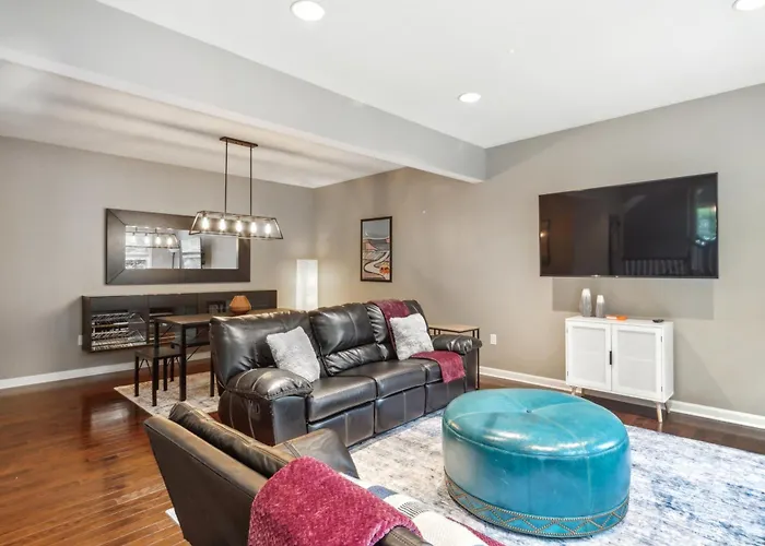 Modern Getaway, Game Room, Garage, Deck Holiday home