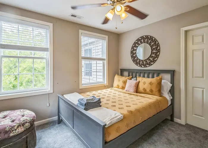 Modern Getaway, Game Room, Garage, Deck *