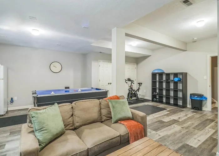 Modern Getaway, Game Room, Garage, Deck
