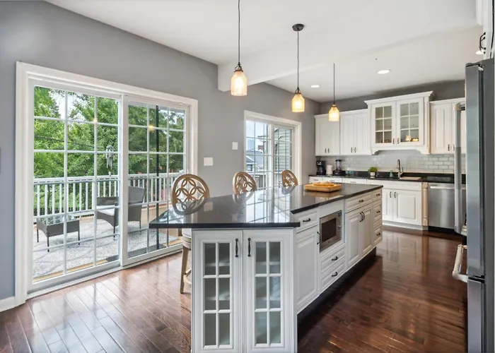 Modern Getaway, Game Room, Garage, Deck Holiday home *