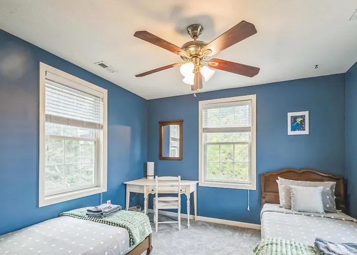 Modern Getaway, Game Room, Garage, Deck Holiday home