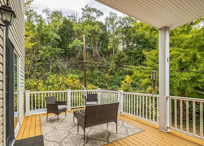 Modern Getaway, Game Room, Garage, Deck Holiday home